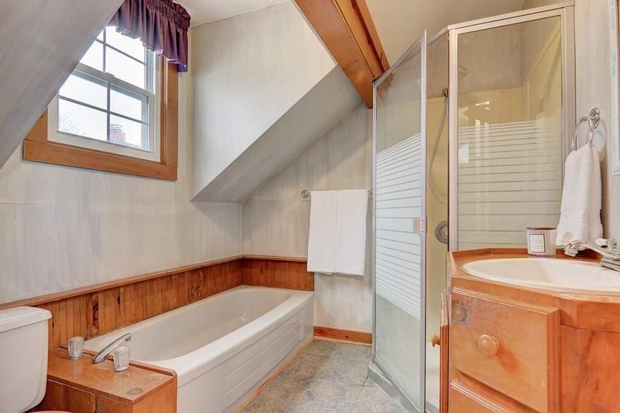 203 Brock St W