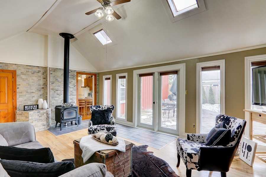 203 Brock St W
