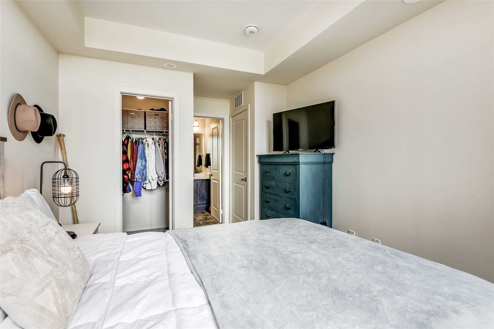 2 Linsmore Pl, #208