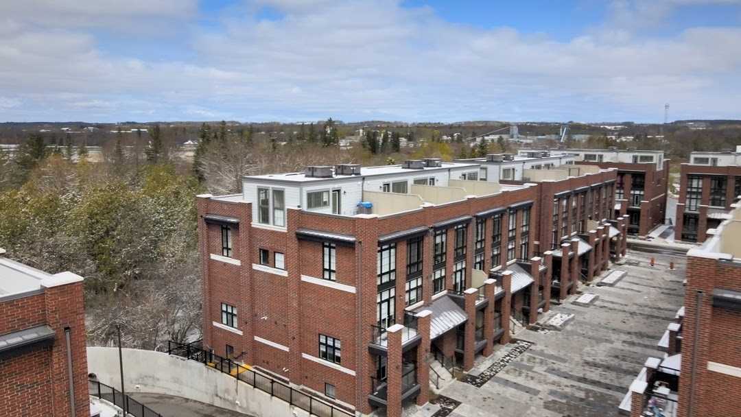 2 Linsmore Pl, #208