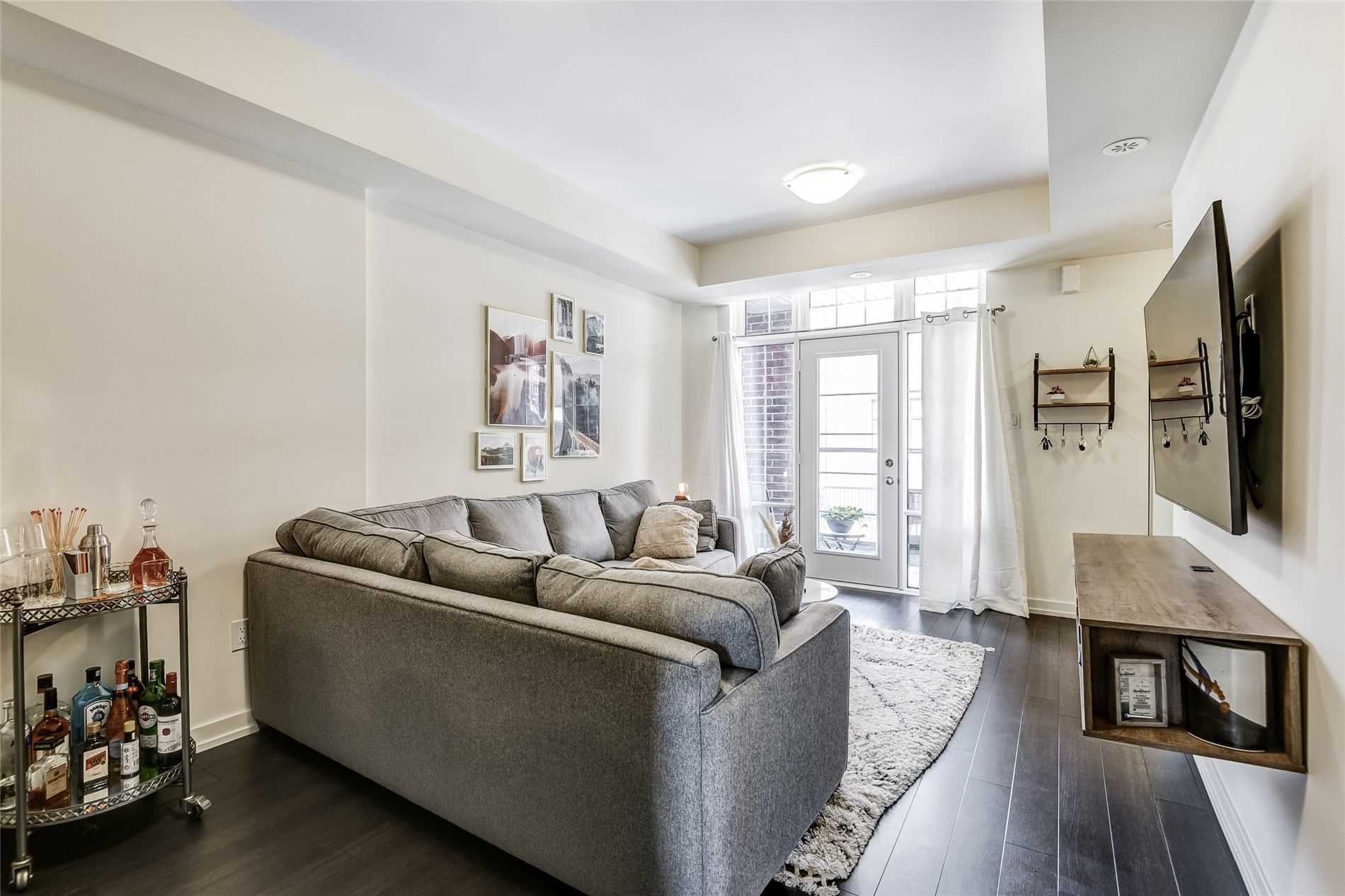 2 Linsmore Pl, #208