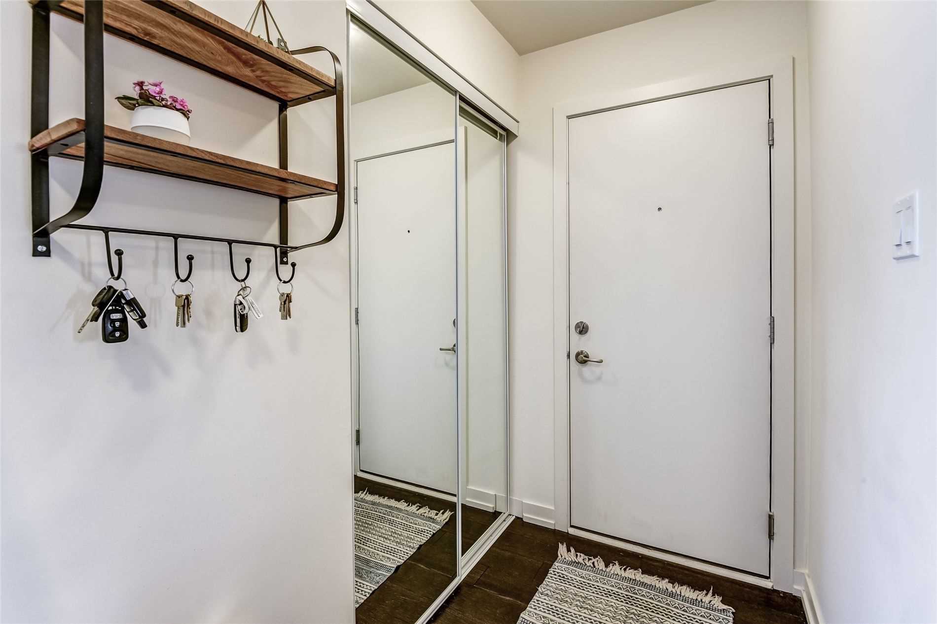2 Linsmore Pl, #208