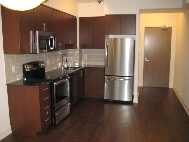 7165 Yonge St, #910