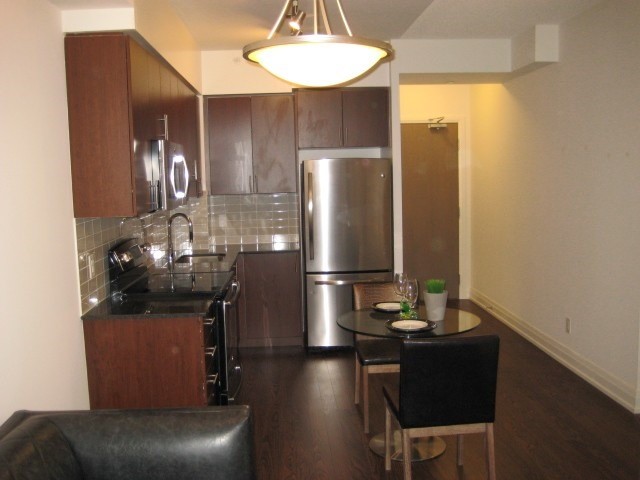 7165 Yonge St, #910