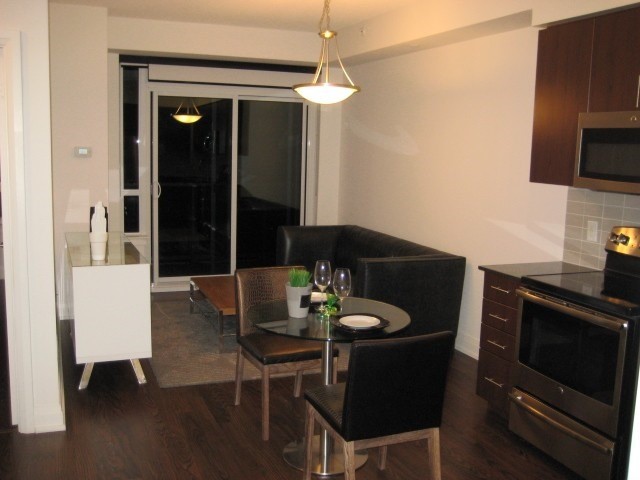7165 Yonge St, #910