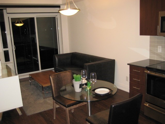 7165 Yonge St, #910