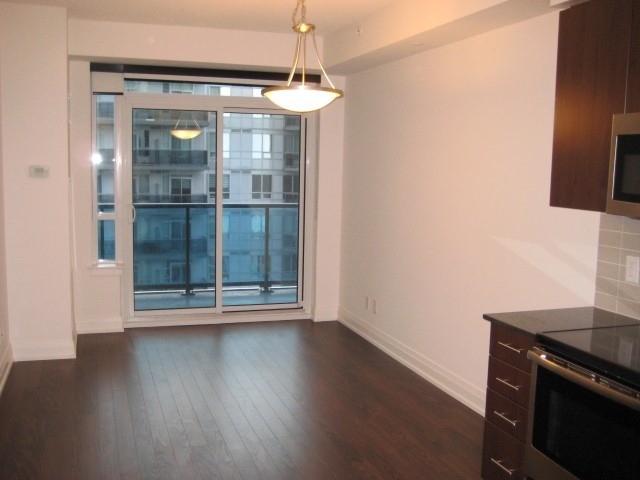 7165 Yonge St, #910