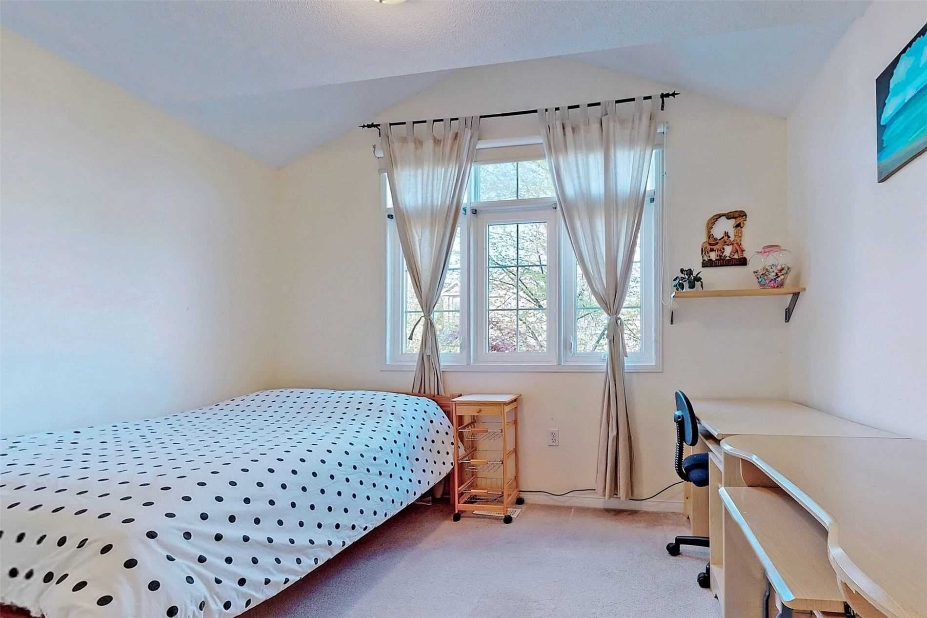 10 Fairlawn Ave