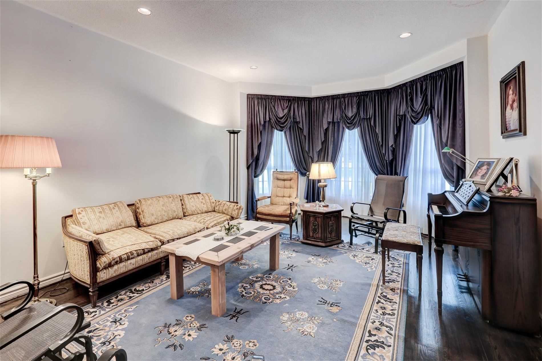 988 Lockwood Circ