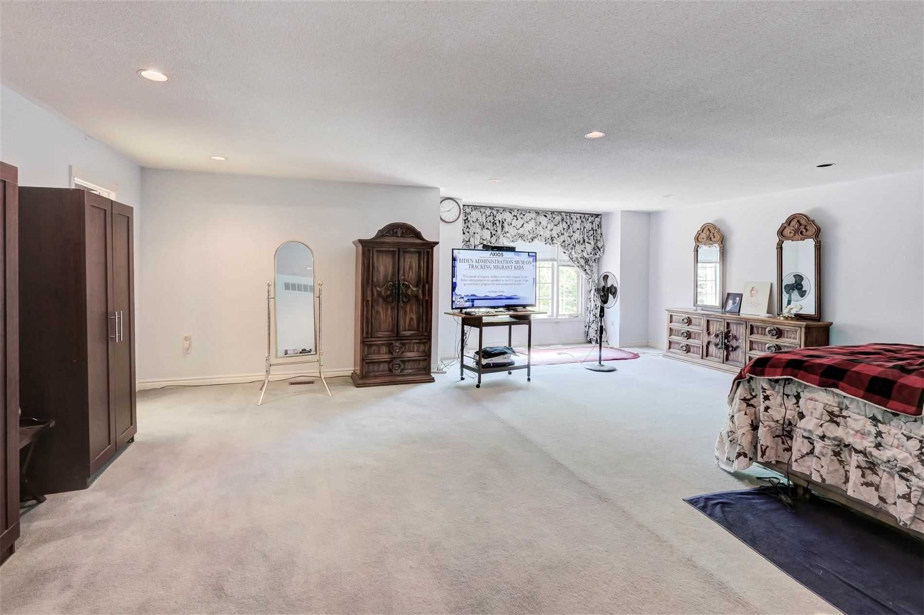 988 Lockwood Circ