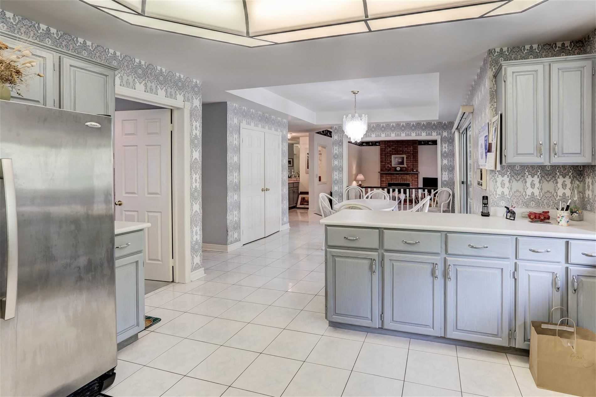 988 Lockwood Circ