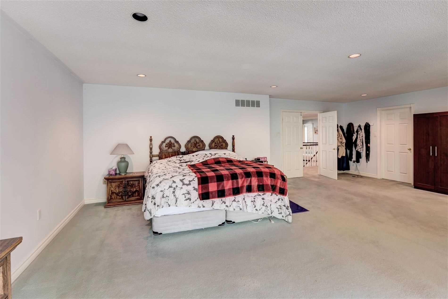 988 Lockwood Circ