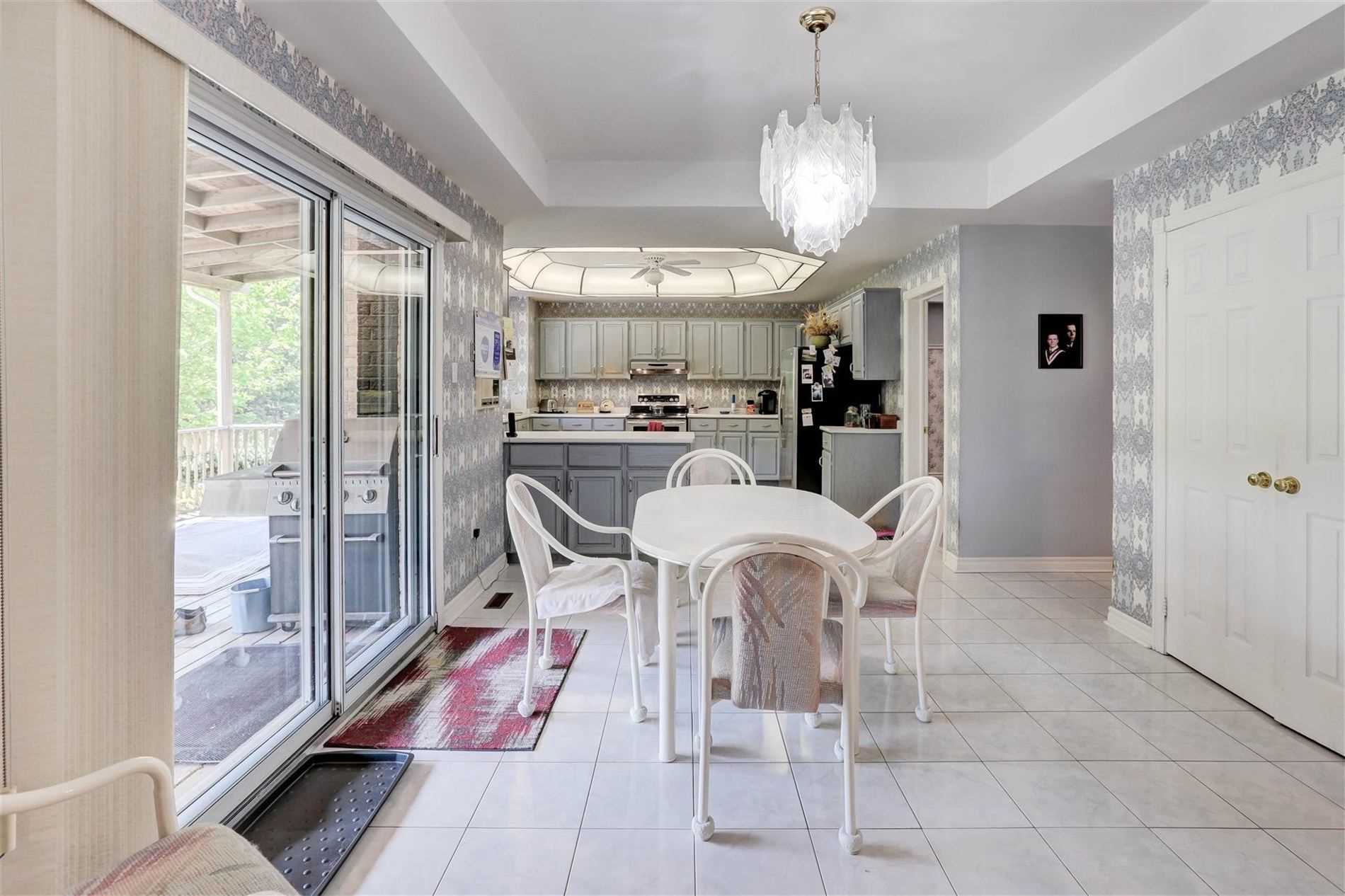 988 Lockwood Circ