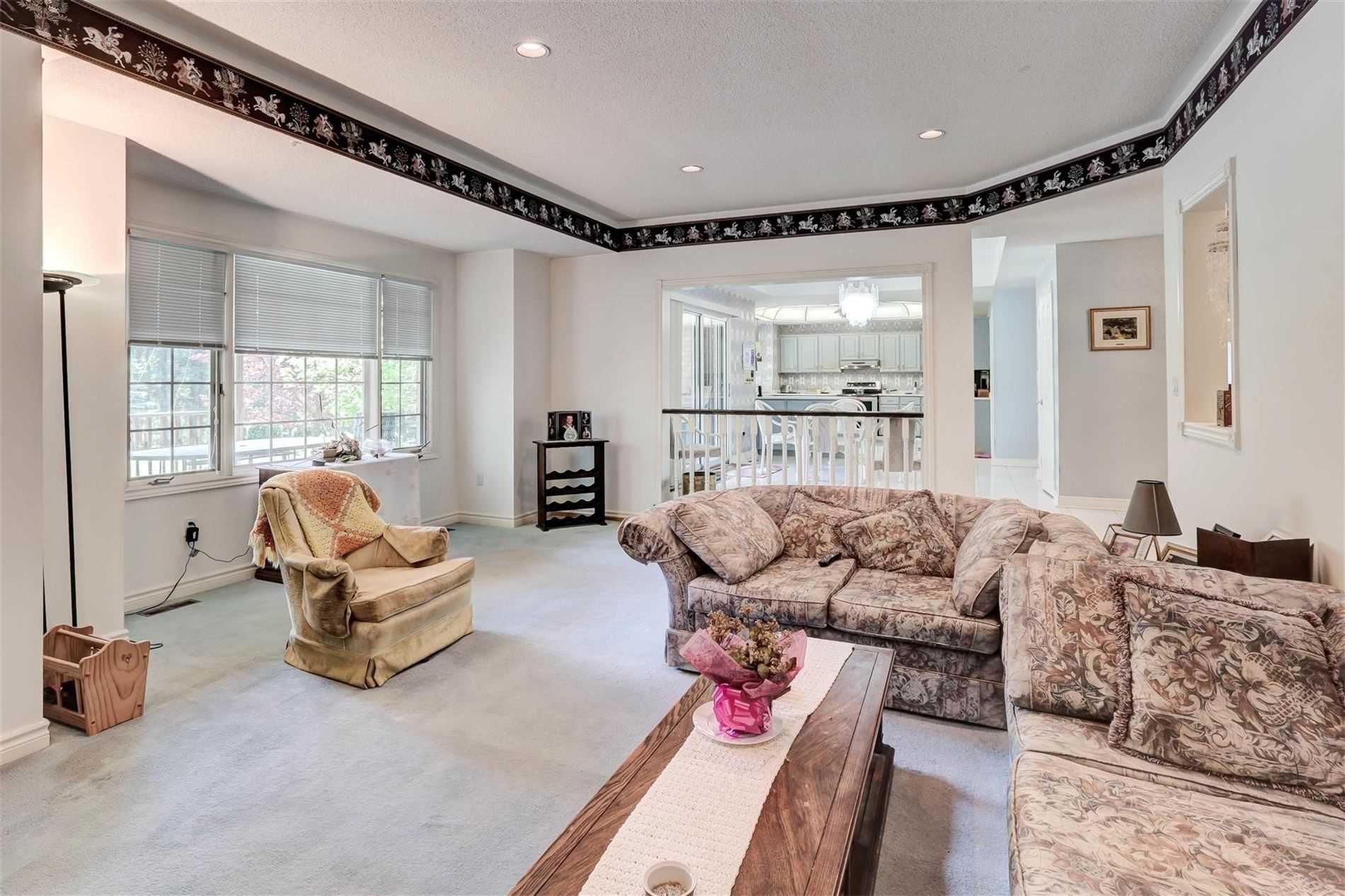 988 Lockwood Circ