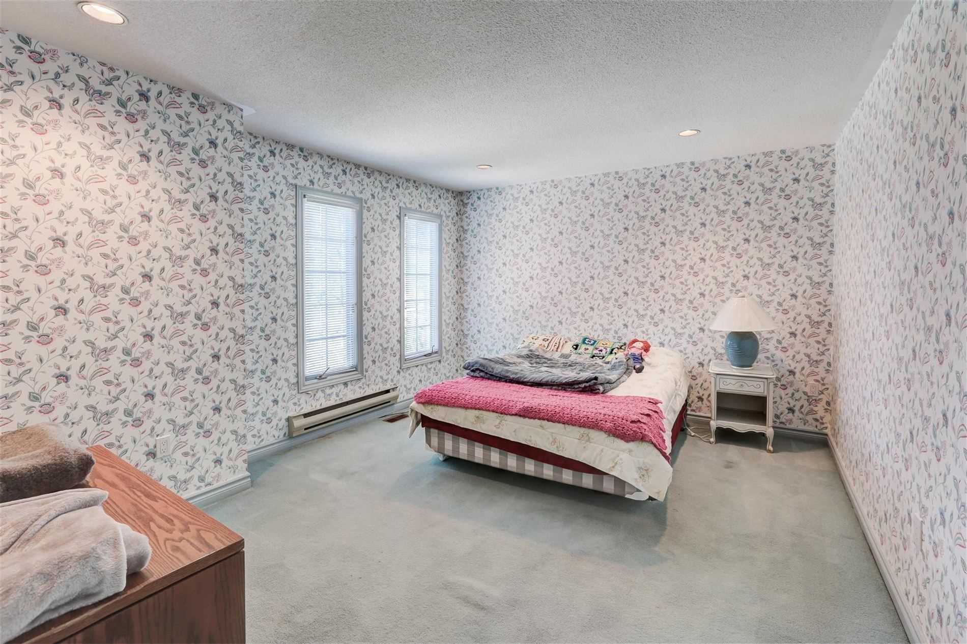988 Lockwood Circ