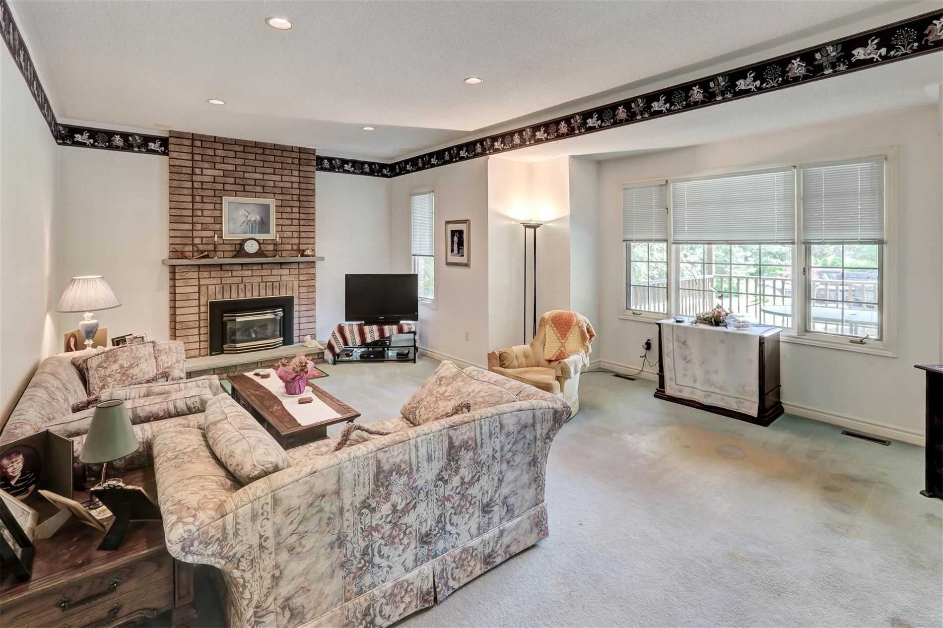 988 Lockwood Circ