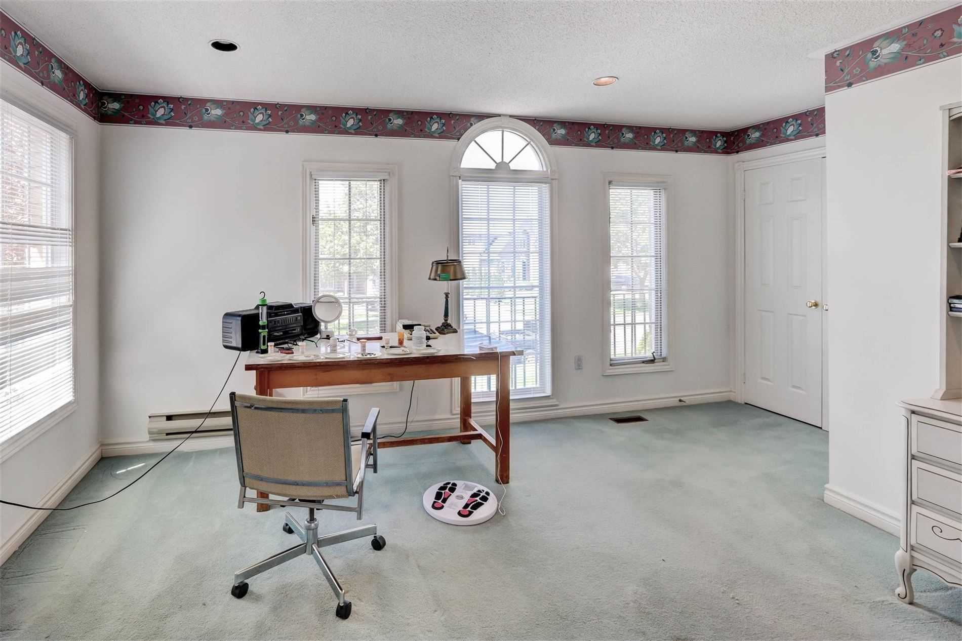 988 Lockwood Circ