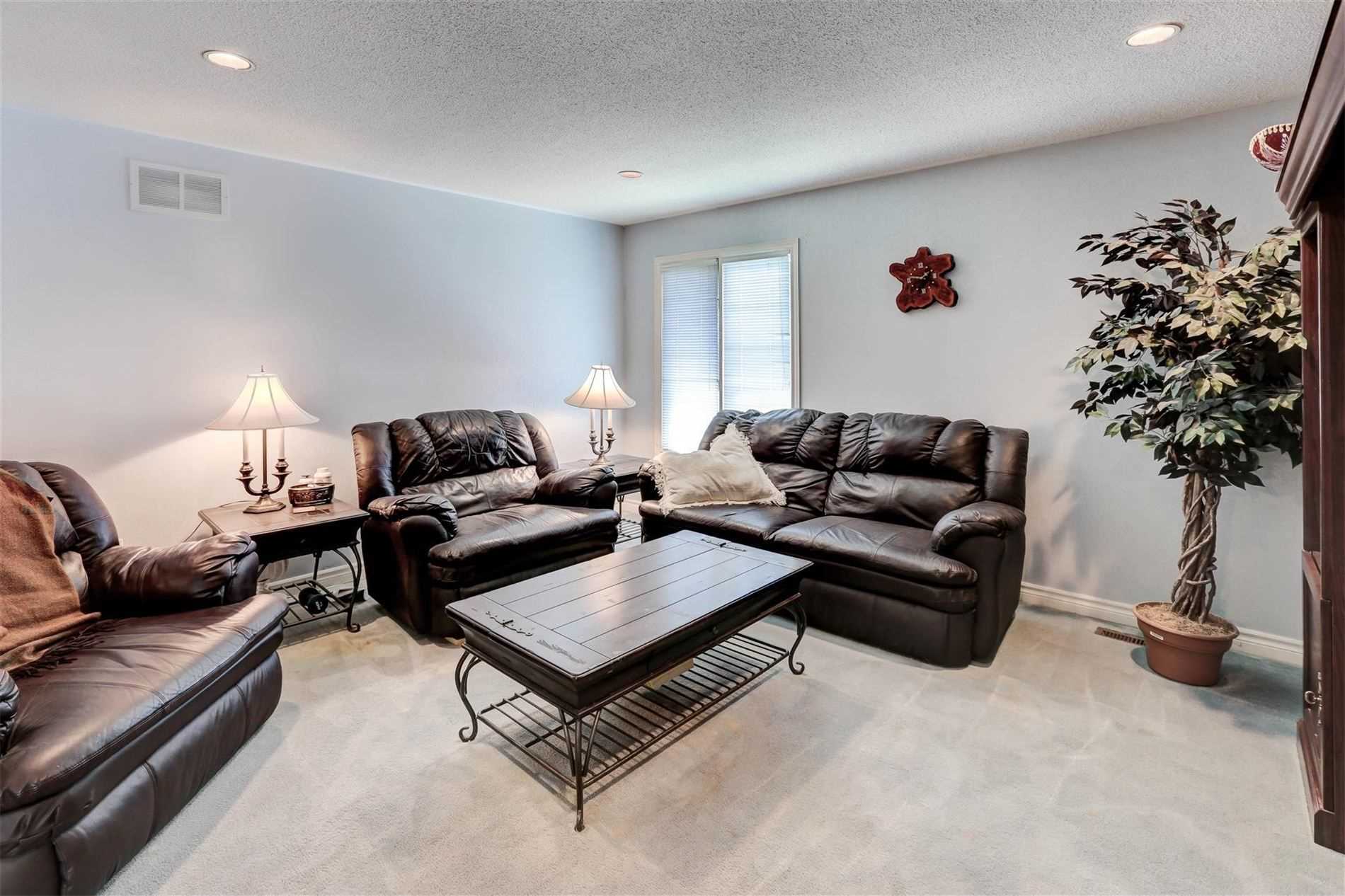 988 Lockwood Circ