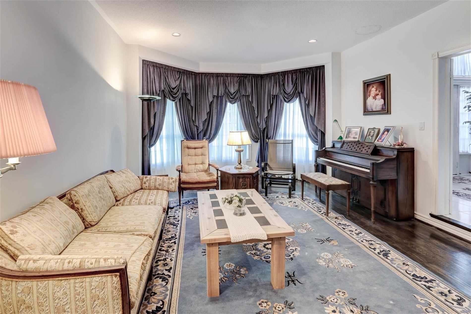 988 Lockwood Circ