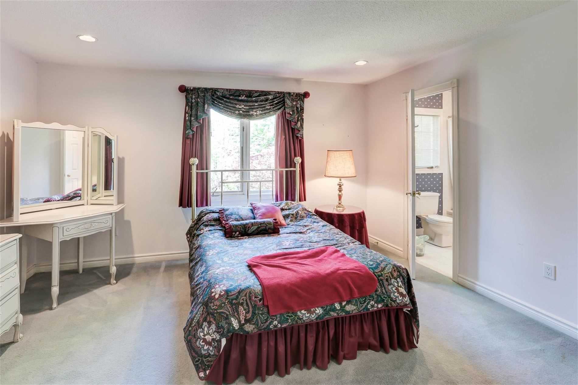 988 Lockwood Circ