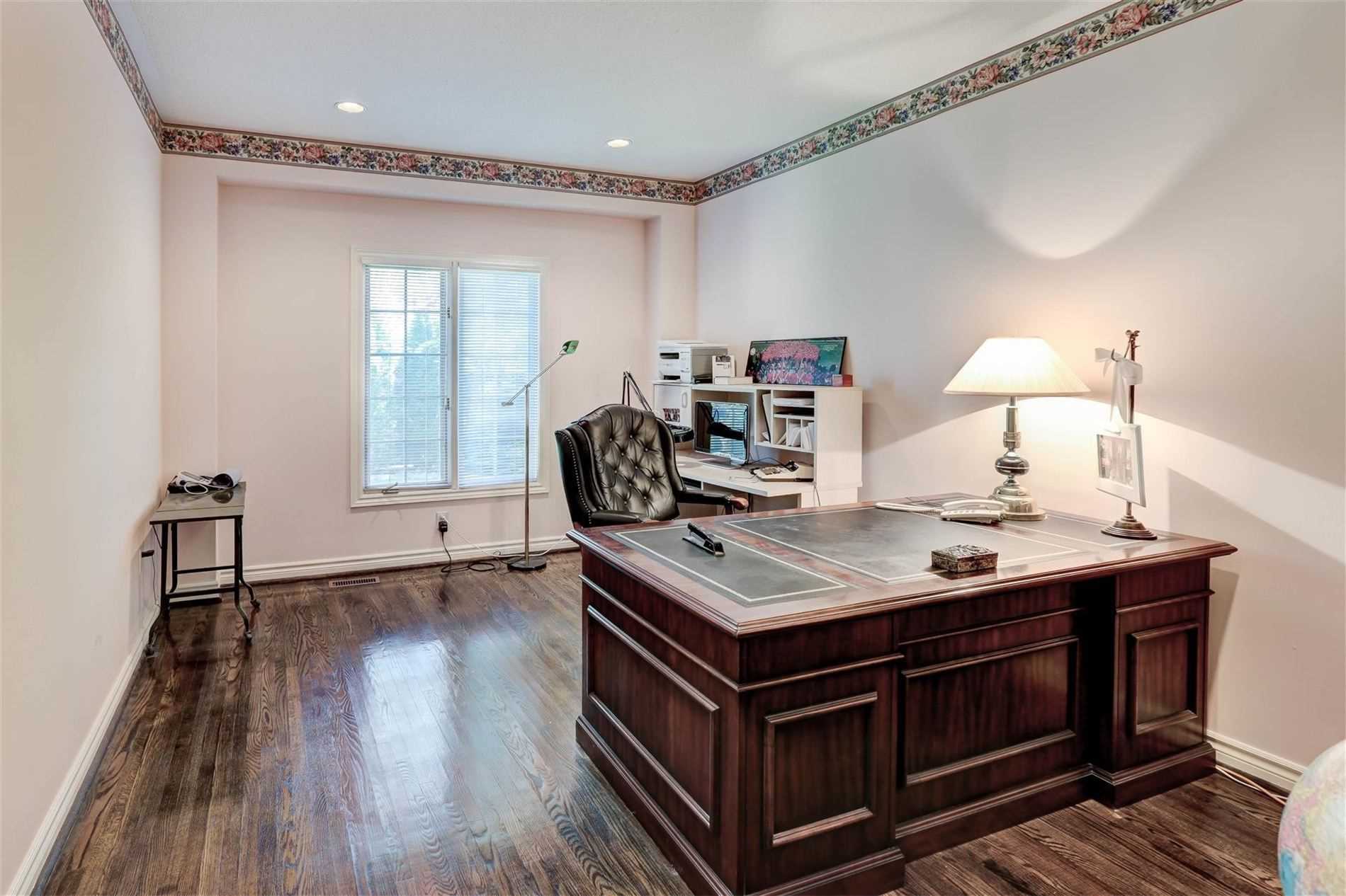 988 Lockwood Circ