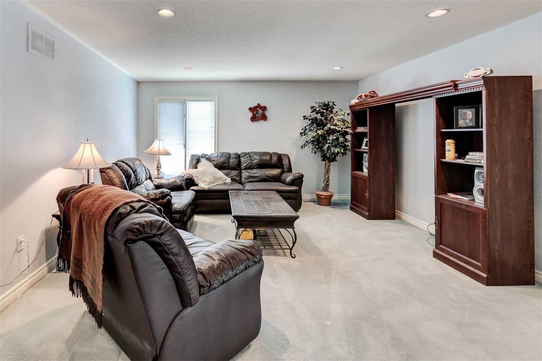 988 Lockwood Circ