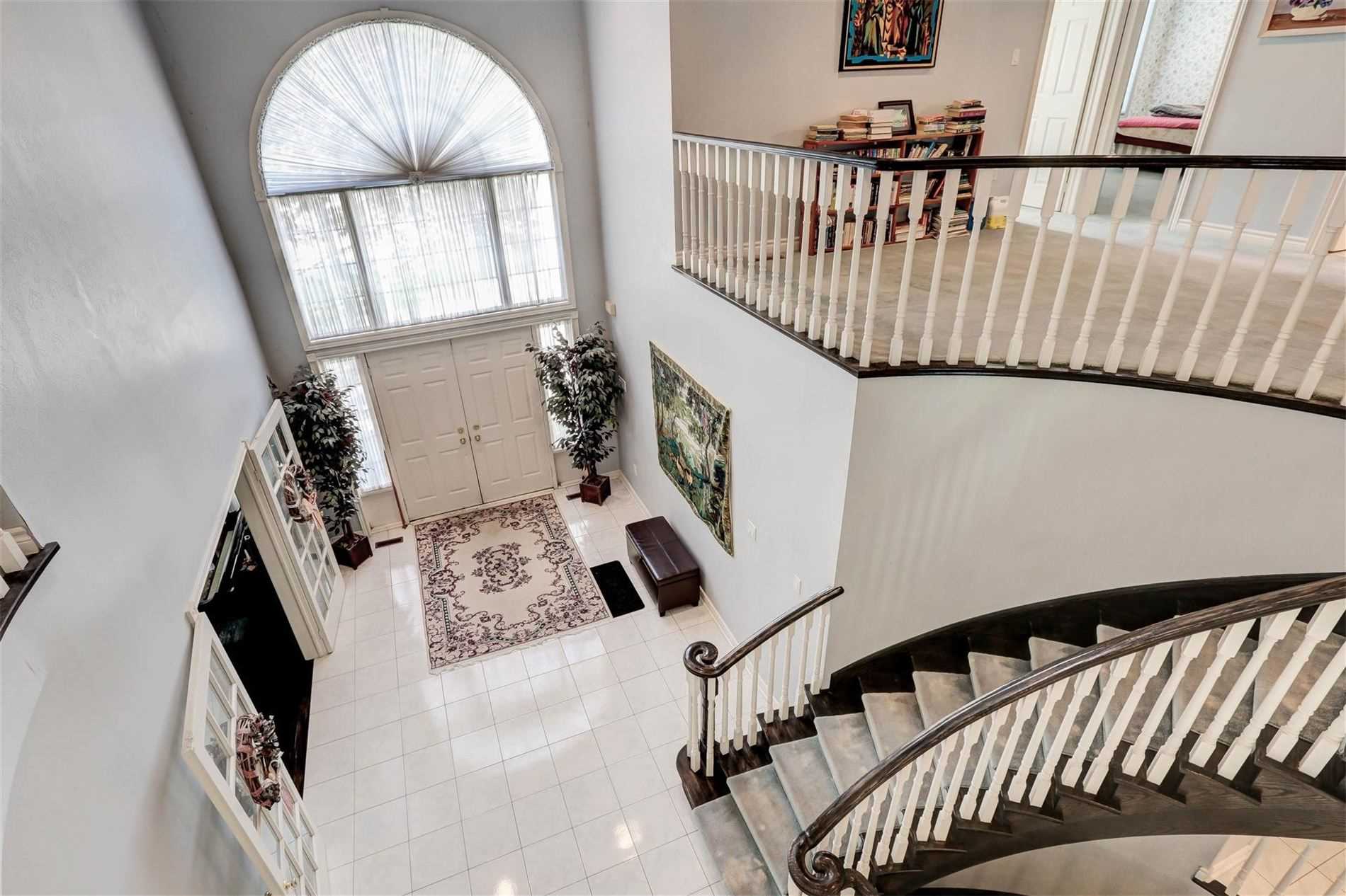 988 Lockwood Circ