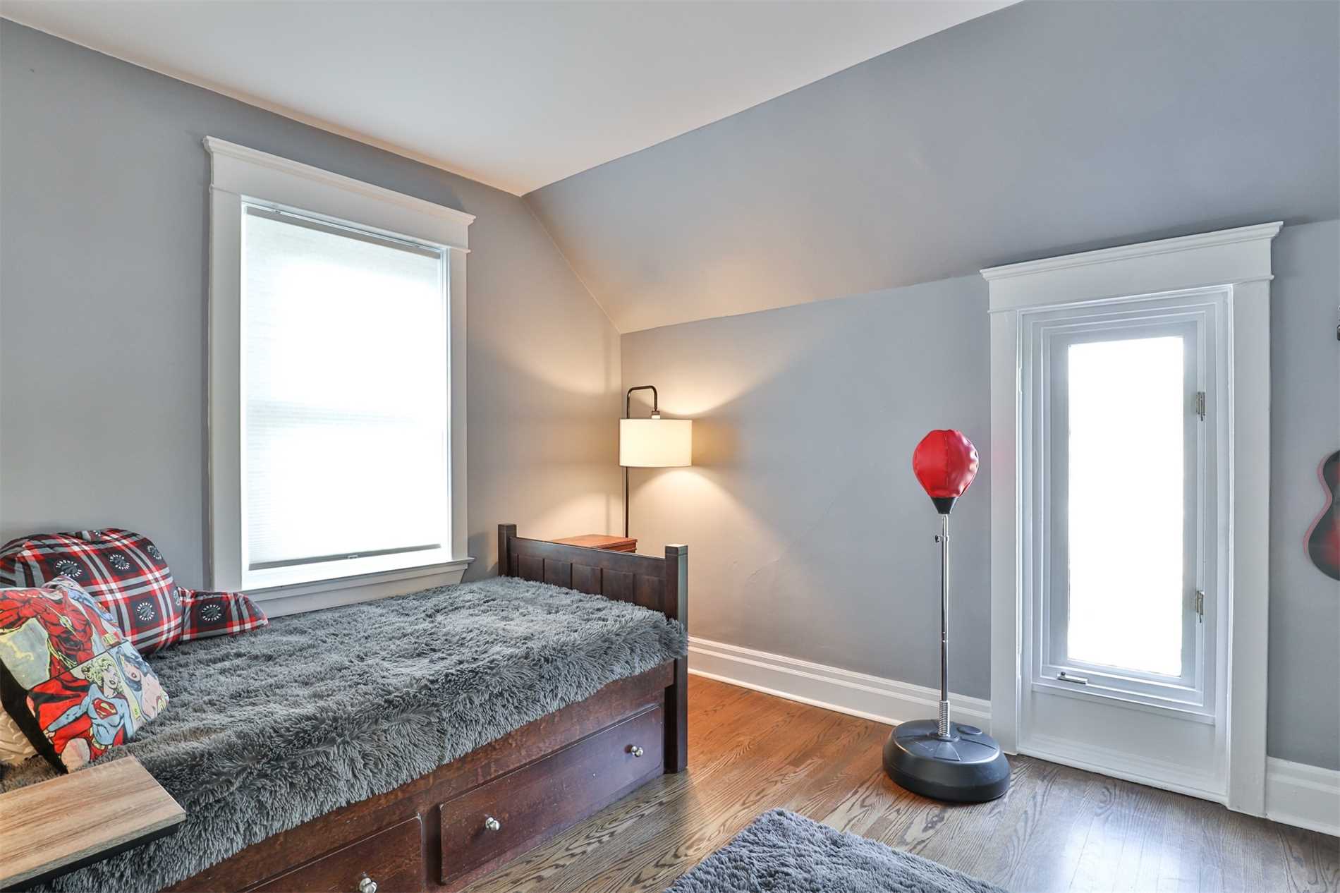 16 Elizabeth St S