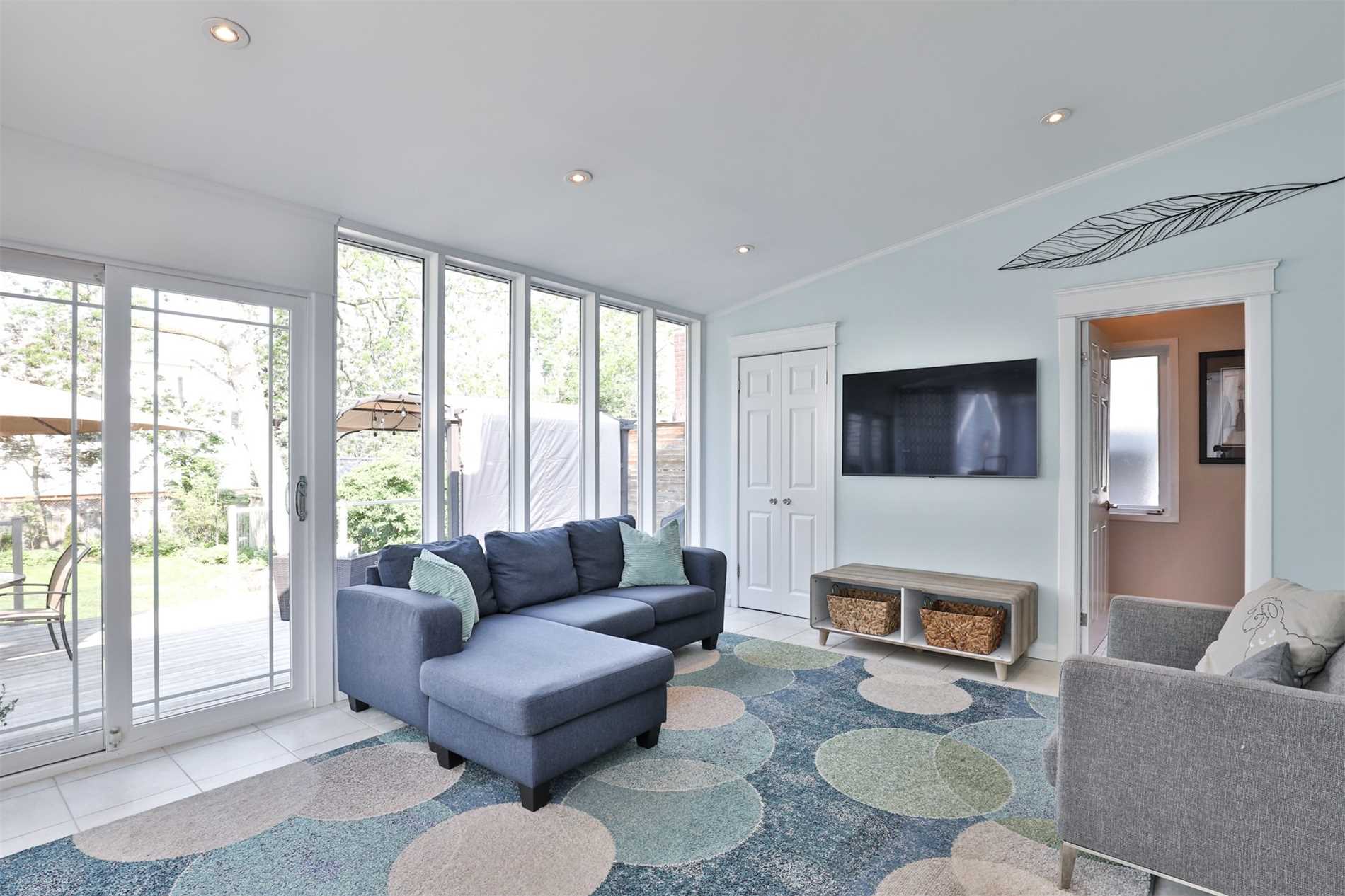 16 Elizabeth St S