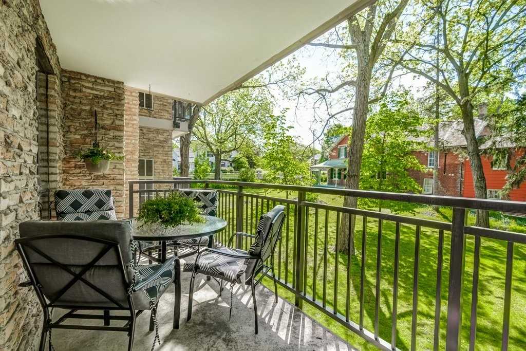 15390 Yonge St, #203