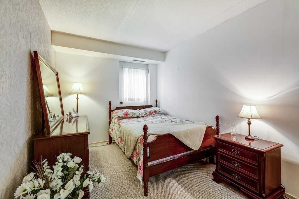 15390 Yonge St, #203