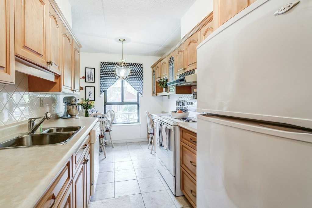 15390 Yonge St, #203