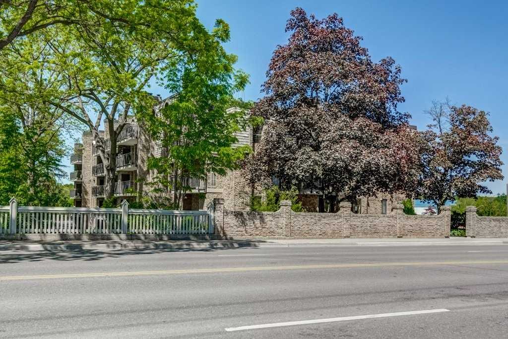 15390 Yonge St, #203