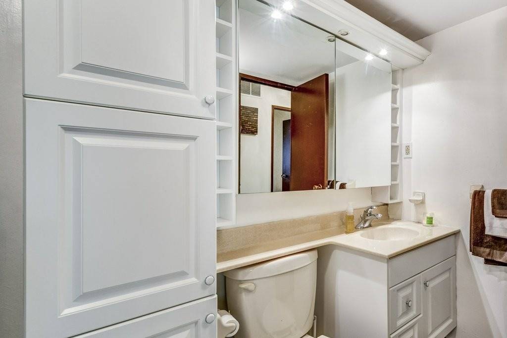 15390 Yonge St, #203