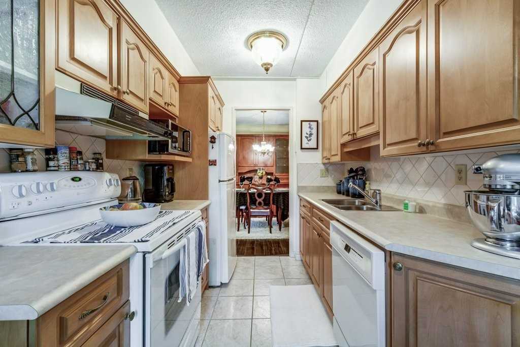 15390 Yonge St, #203