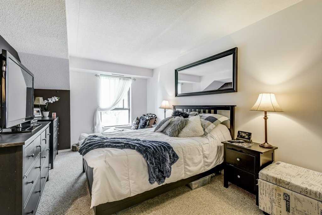 15390 Yonge St, #203