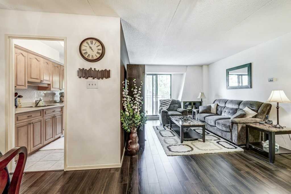 15390 Yonge St, #203