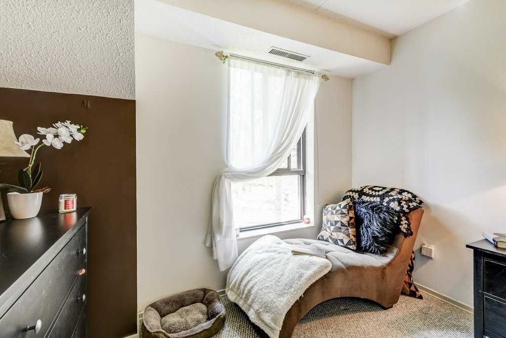 15390 Yonge St, #203