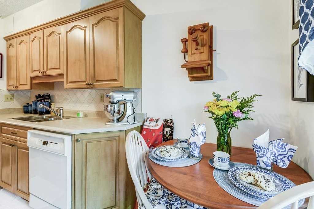 15390 Yonge St, #203