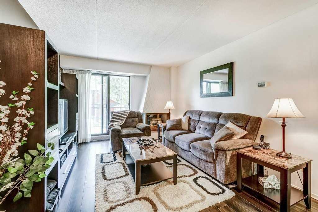 15390 Yonge St, #203