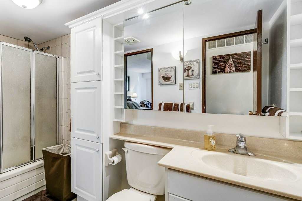 15390 Yonge St, #203