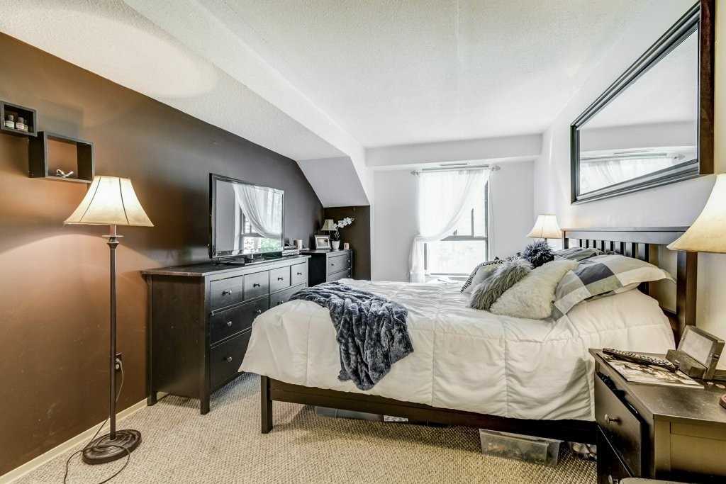 15390 Yonge St, #203