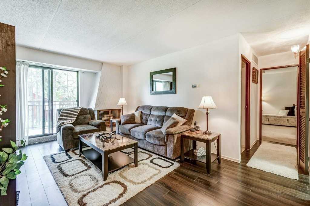 15390 Yonge St, #203