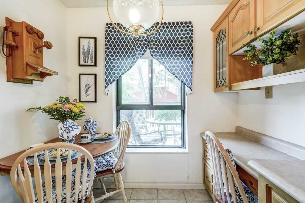 15390 Yonge St, #203