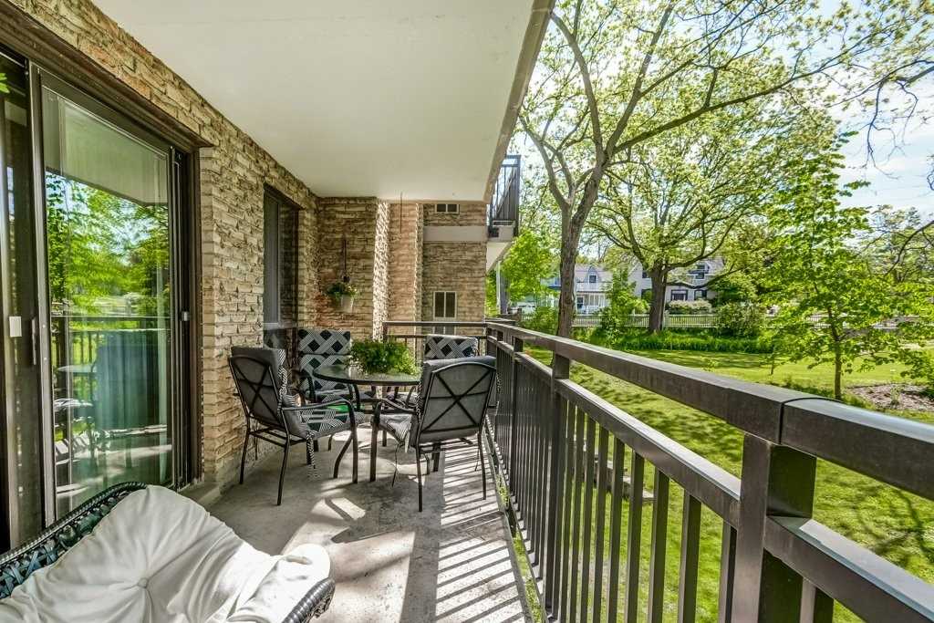 15390 Yonge St, #203