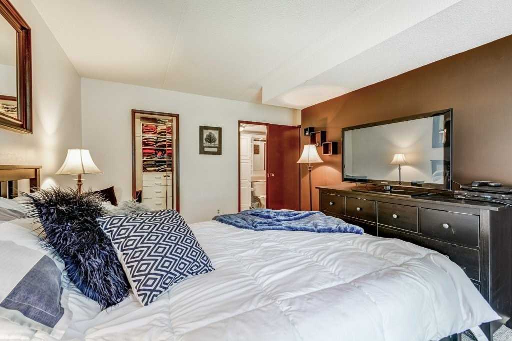 15390 Yonge St, #203