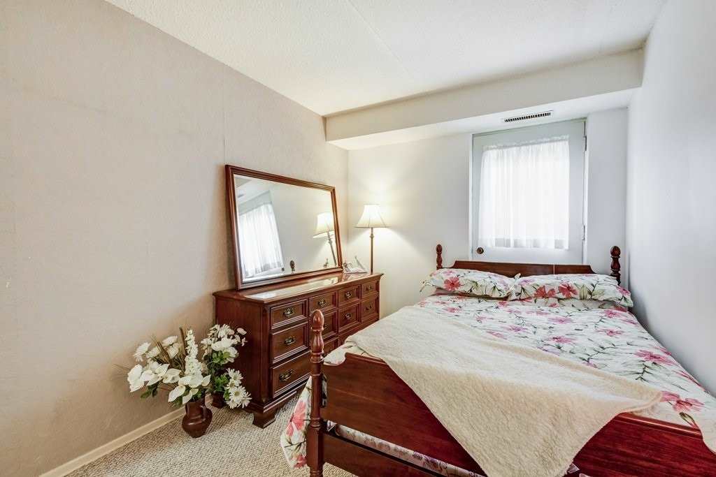 15390 Yonge St, #203