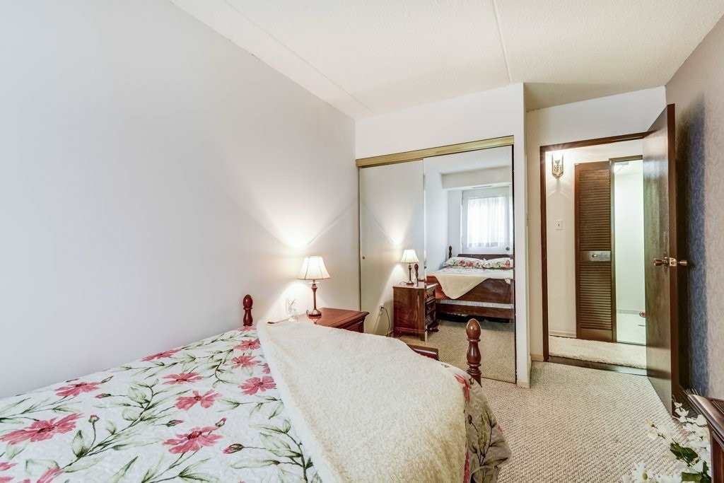 15390 Yonge St, #203