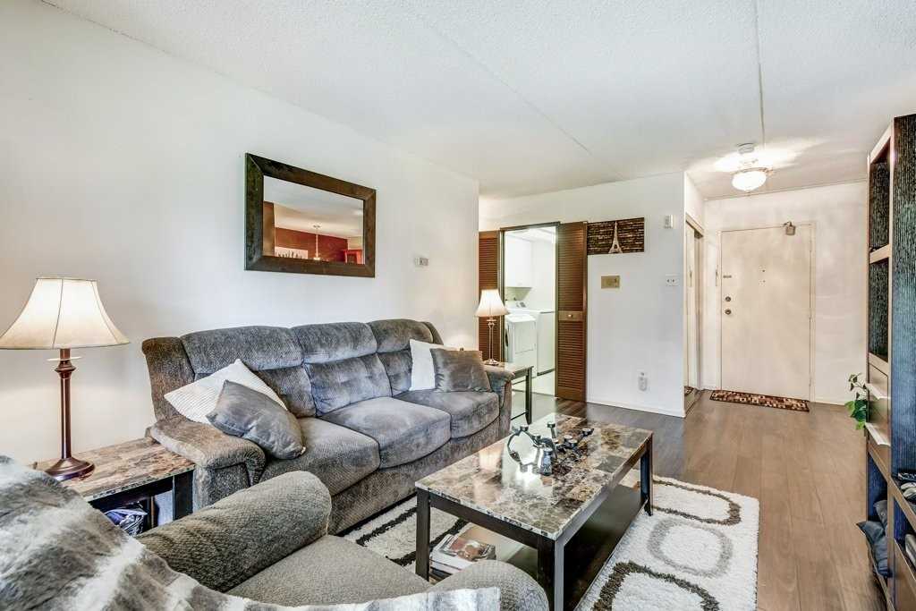 15390 Yonge St, #203