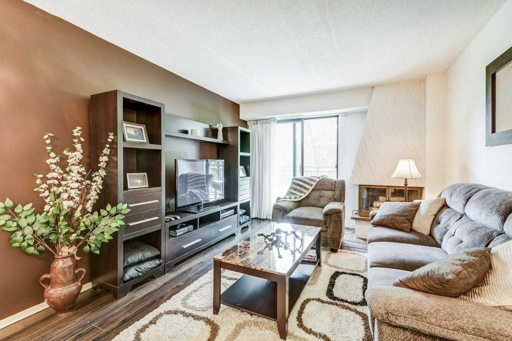 15390 Yonge St, #203
